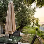 Kitries Summer Getaway - Eden Seaside Holiday home *