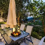Kitries Summer Getaway - Eden Seaside Holiday home *